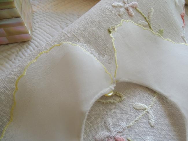 Adorable bavoir de bébé en voile brodé d'un bouquet de fleurs jaunes