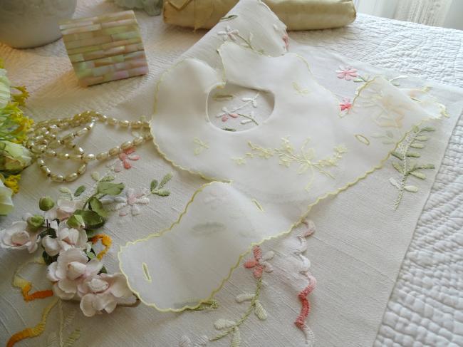 Adorable bavoir de bébé en voile brodé d'un bouquet de fleurs jaunes