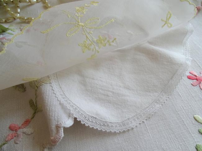 Adorable bavoir de bébé en voile brodé d'un bouquet de fleurs jaunes