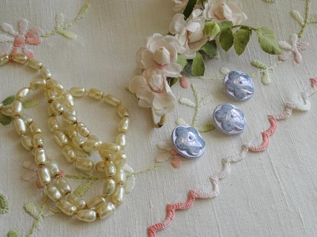 Superbe bouton bombé motif fleur, en couleur bleu marbré et irisé , 22mm