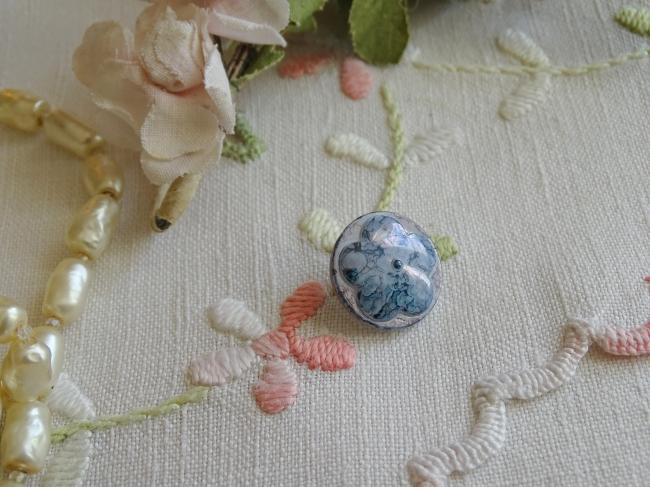 Superbe bouton bombé motif fleur, en couleur bleu marbré et irisé , 18mm