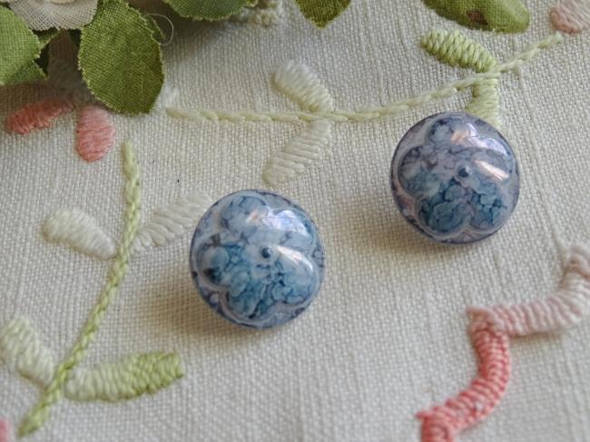 Superbe bouton bombé motif fleur, en couleur bleu marbré et irisé , 18mm