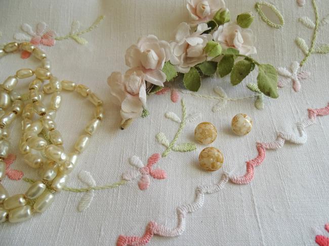 Superbe bouton bombé motif fleur, en couleur ambre marbrée et irisée ,13mm
