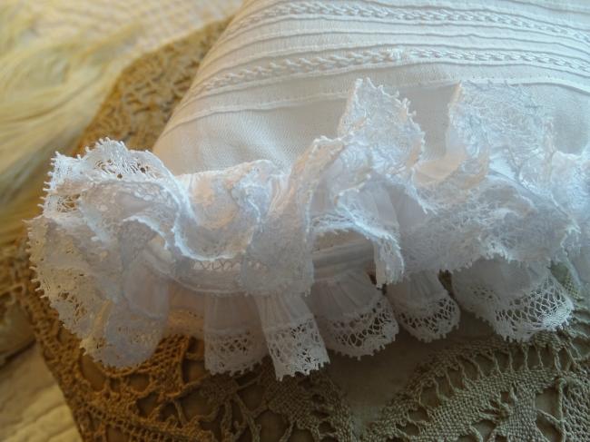 Charmant béguin de poupée en dentelle et broderie blanche 19ème siècle