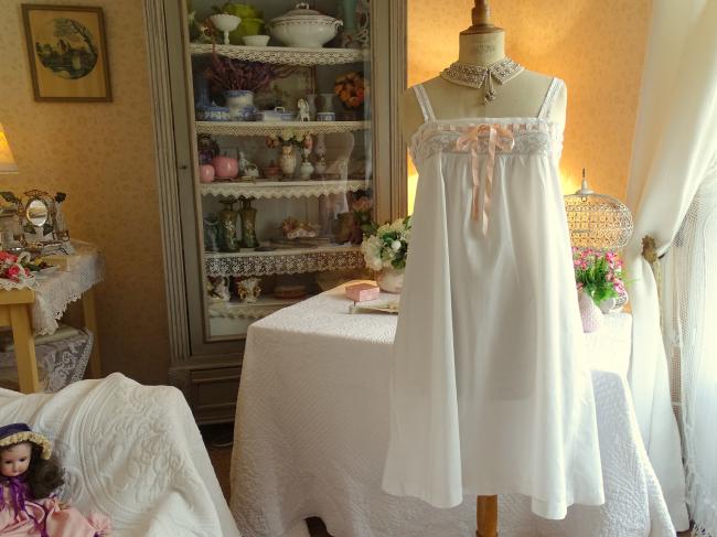 Adorable chemise de jour en batiste avec dentelle et passants