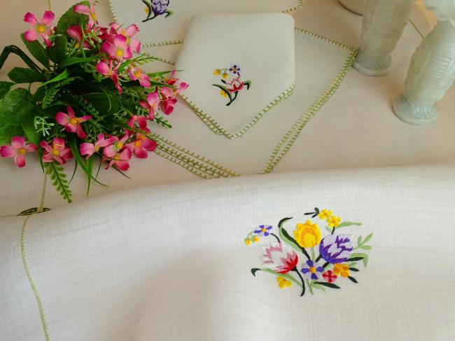 Charmant service à thé et ses 6 serviettes en Pinã brodé de bouquets de fleurs