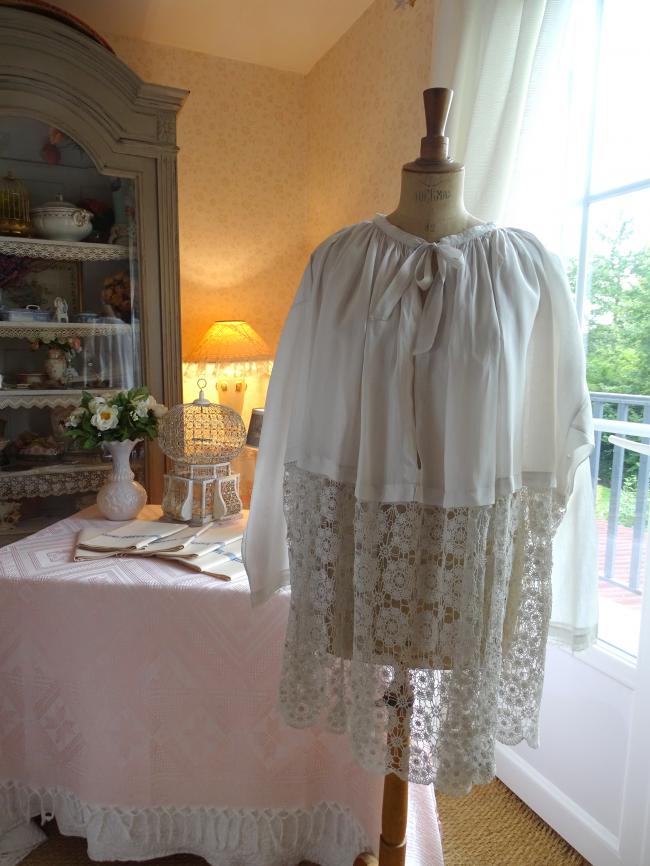 Très beau surplis de prêtre en linon et bas en dentelle de crochet 1900