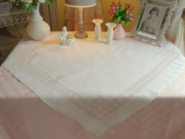 Élégante petite nappe avec rivières ajourés en fine batiste de lin