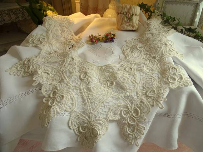 Magnifique large col en dentelle aux lacets Renaissance, oeillets et brides