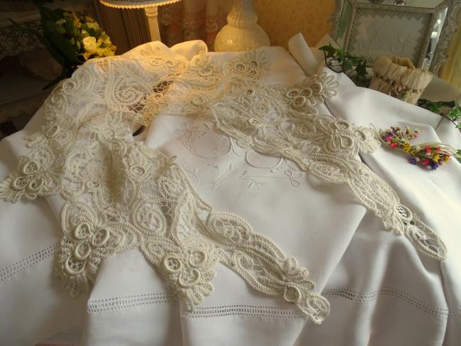 Magnifique col en dentelle aux lacets Renaissance, oeillets et brides