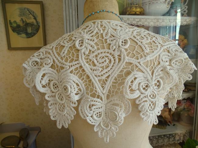 Magnifique large col en dentelle aux lacets Renaissance, oeillets et brides