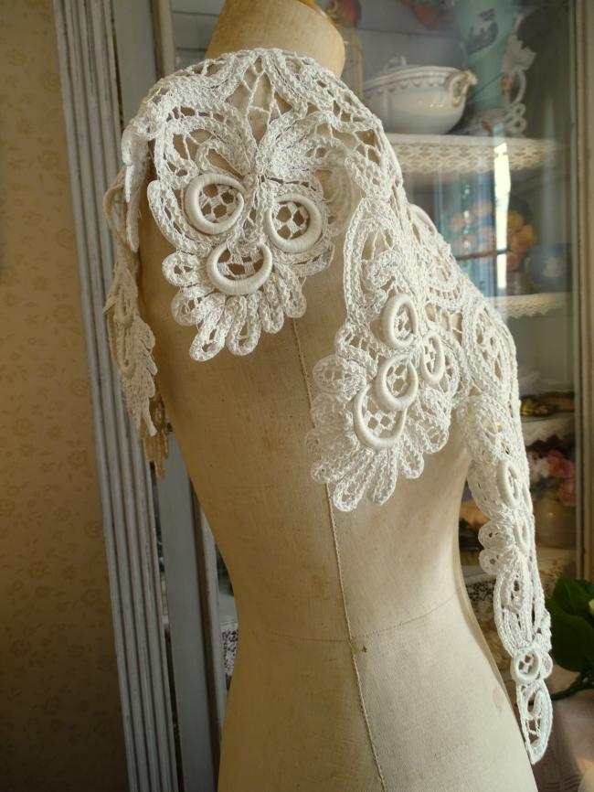 Magnifique col en dentelle aux lacets Renaissance, oeillets et brides