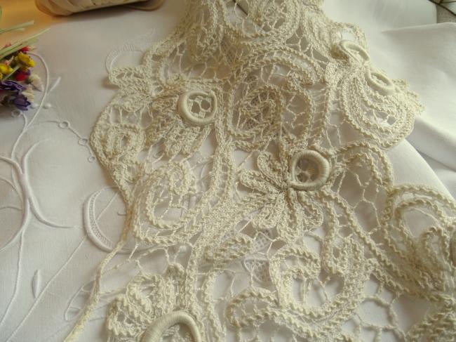 Magnifique large col en dentelle aux lacets Renaissance, oeillets et brides