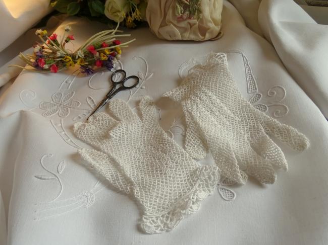 Jolie paire de gants en dentelle de crochet blanche 