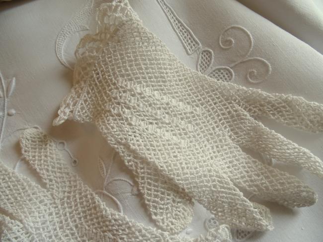 Jolie paire de gants en dentelle de crochet blanche 