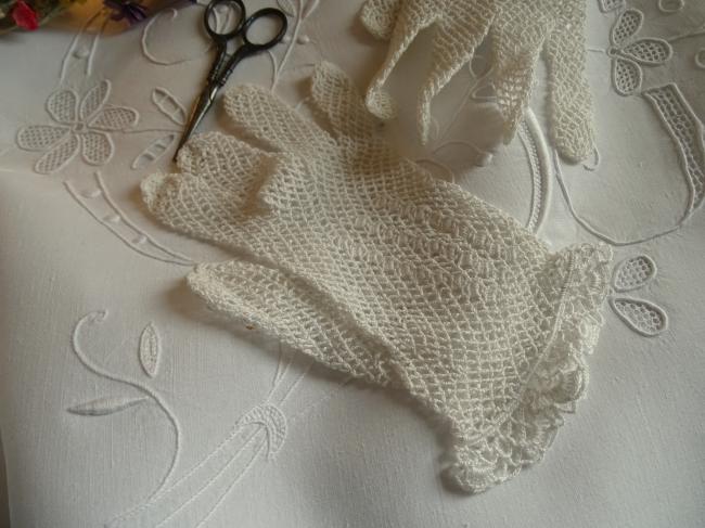 Jolie paire de gants en dentelle de crochet blanche 