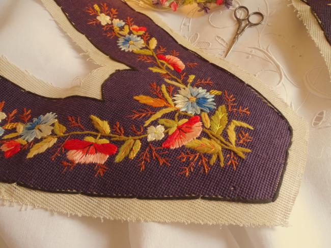 Rare paire de pantoufles sur canevas, brodé en fils de soie et laine 1860-70