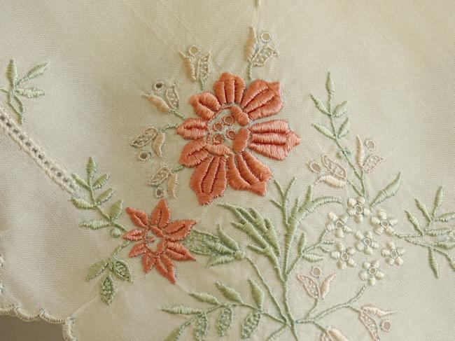 Elégant mouchoir en mousseline de soie brodée de fleurs et mono CV