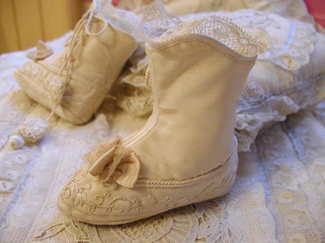 Exceptionnelle paire de chaussons de bébé en soie brodée et peau Napoléon III