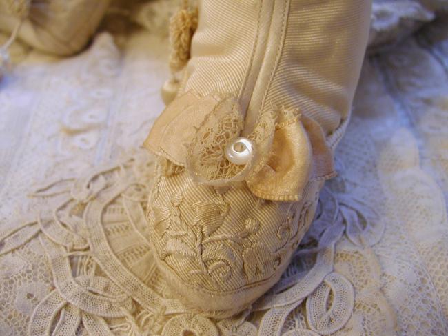 Exceptionnelle paire de chaussons de bébé en soie brodée et peau Napoléon III