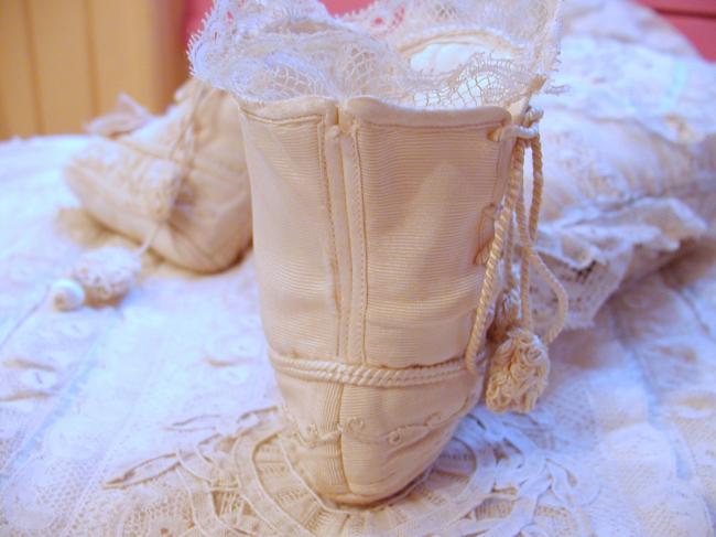 Exceptionnelle paire de chaussons de bébé en soie brodée et peau Napoléon III
