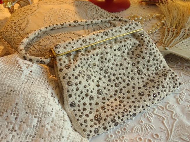 Elegant petit sac de soirée brodé de petites perles, plumetis or et strass 1950
