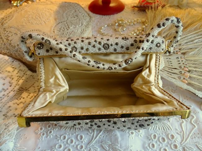 Elegant petit sac de soirée brodé de petites perles, plumetis or et strass 1950