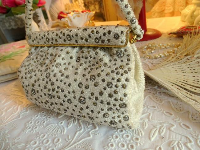 Elegant petit sac de soirée brodé de petites perles, plumetis or et strass 1950