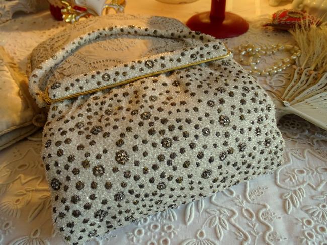 Elegant petit sac de soirée brodé de petites perles, plumetis or et strass 1950