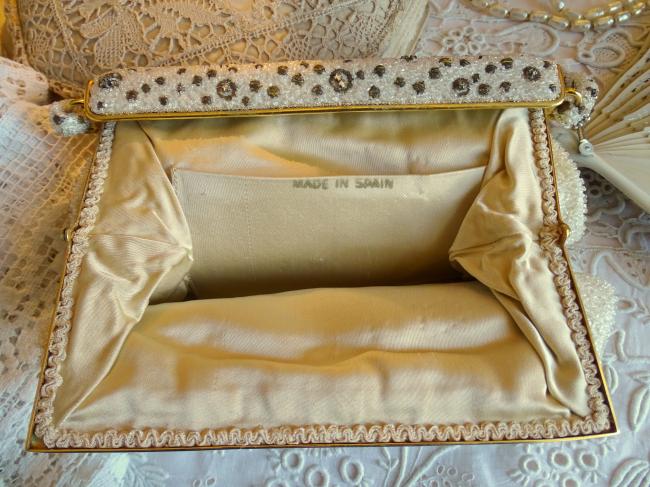 Elegant petit sac de soirée brodé de petites perles, plumetis or et strass 1950