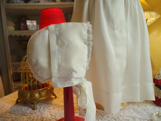 Joli ensemble manteau et son bonnet en satin de soie ivoire 1930