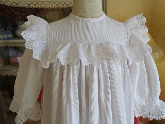 Charmante robe de bébé en piqué de coton & broderie anglaise festonnée 