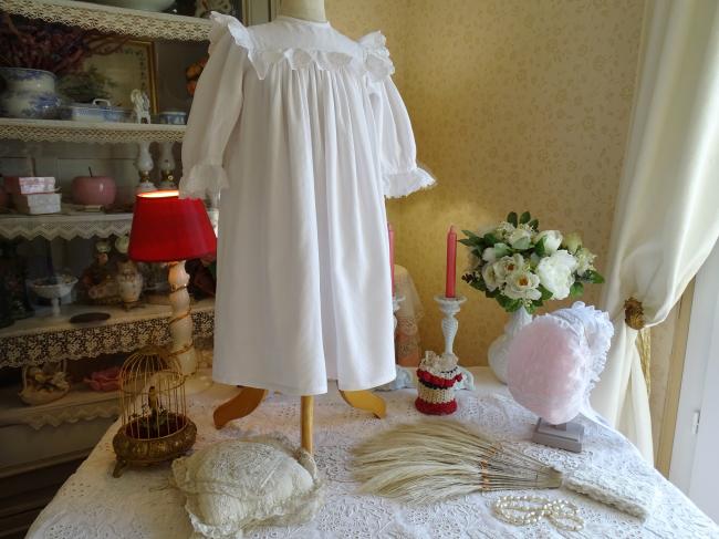 Charmante robe de bébé en piqué de coton & broderie anglaise festonnée 