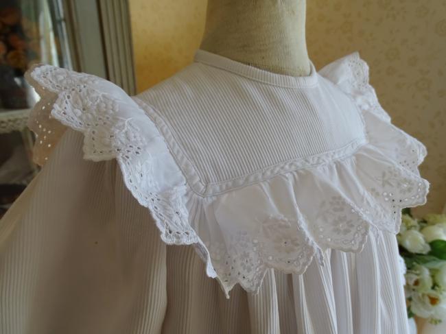 Charmante robe de bébé en piqué de coton & broderie anglaise festonnée 