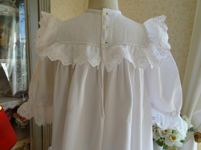 Charmante robe de bébé en piqué de coton & broderie anglaise festonnée 