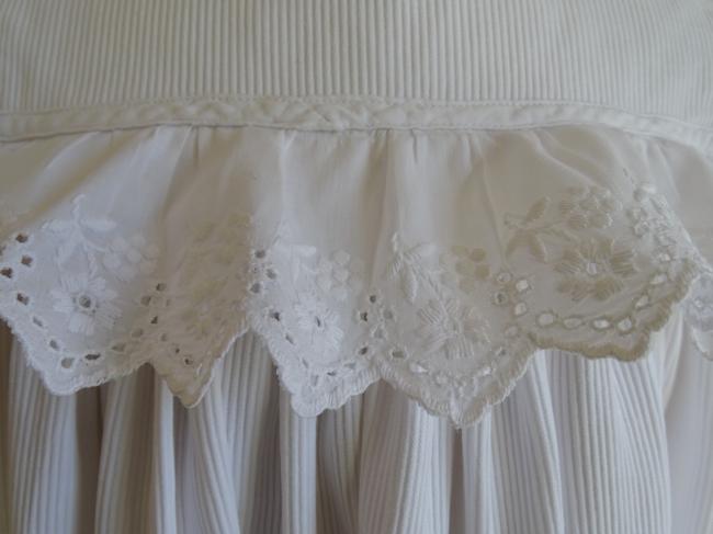 Charmante robe de bébé en piqué de coton & broderie anglaise festonnée 