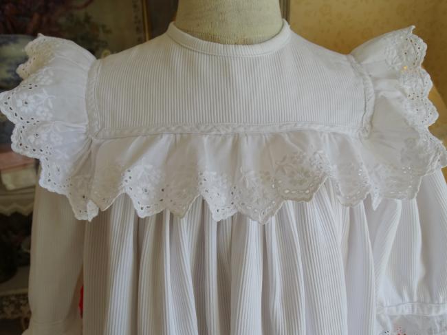 Charmante robe de bébé en piqué de coton & broderie anglaise festonnée 