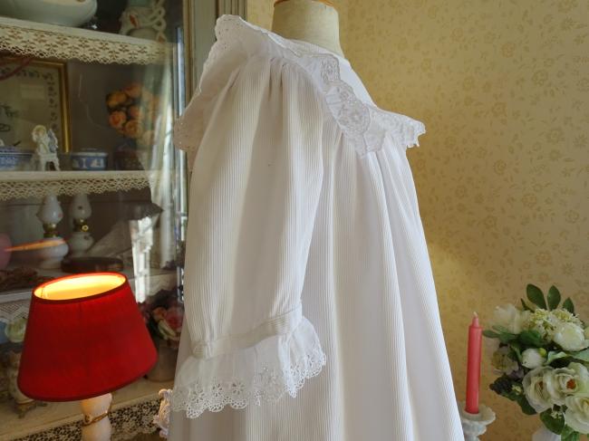 Charmante robe de bébé en piqué de coton & broderie anglaise festonnée 