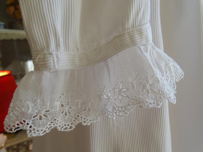 Charmante robe de bébé en piqué de coton & broderie anglaise festonnée 