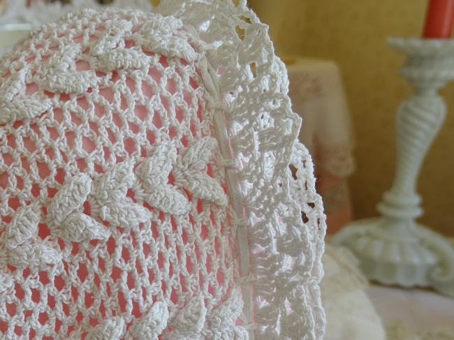 Adorable coiffe d'enfant en dentelle de crochet avec motif laurier, vers1900