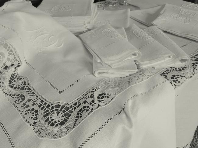 Somptueux service de table & 18 serviettes,large dentelle de Cluny,monogramme MP