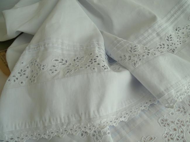 Joli jupon avec volants en broderie anglaise à la main & plis religieux