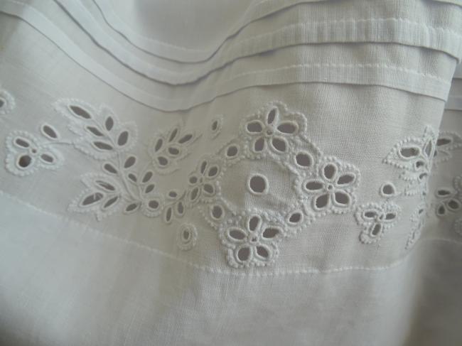 Joli jupon avec volants en broderie anglaise à la main & plis religieux