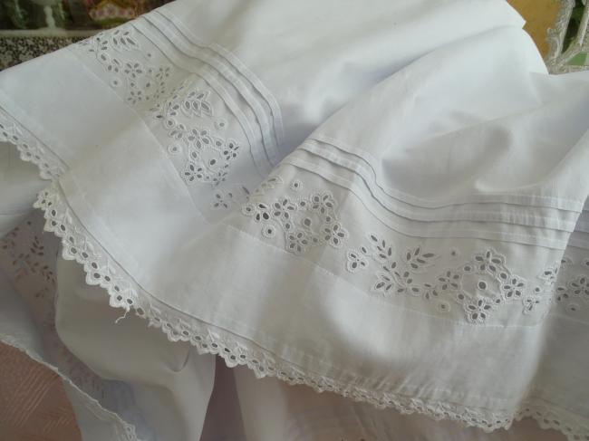 Joli jupon avec volants en broderie anglaise à la main & plis religieux