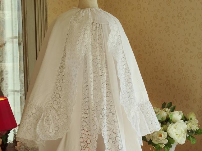 Robe de baptême avec capeline en piqué de coton & large dentelle faite main1890