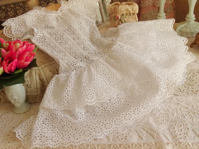 Petite robe de bébé à volants en dentelle faite à la main vers1890