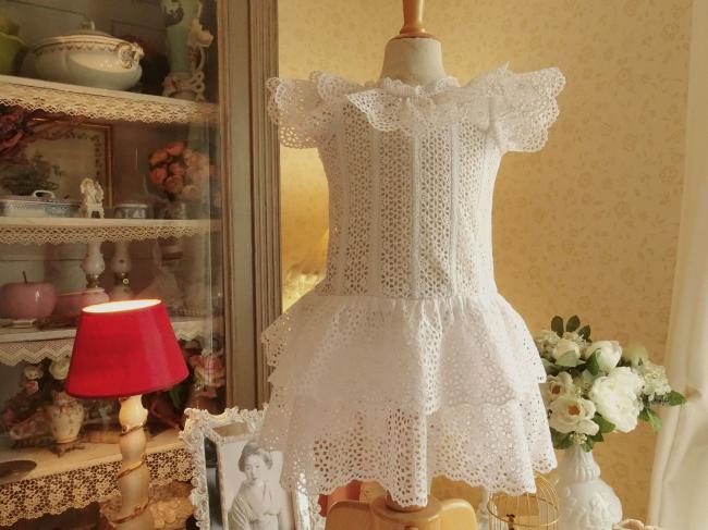 Petite robe de bébé à volants en dentelle faite à la main vers1890
