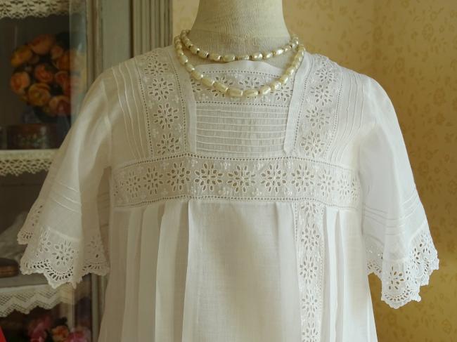 Petite robe de bébé d'été en linon avec broderie anglaise 1900