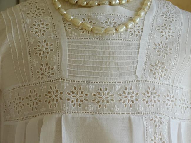 Petite robe de bébé d'été en linon avec broderie anglaise 1900