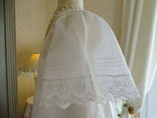 Petite robe de bébé d'été en linon avec broderie anglaise 1900